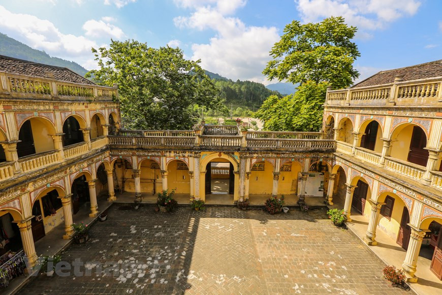 Il possède une architecture unique en son genre, d’inspiration euro-asiatique. Il fut conçu par deux architectes, un Français et un Chinois. Le style occidental apparaît dans les fines décorations telles que les branches de laurier gravées sur la porte d’entrée et les couloirs pavés. Par ailleurs, on y trouve également les caractéristiques typiques d’une forteresse. Le manoir est encerclé par des fortifications et chaque façade présente des portes de clôture et des créneaux sur les murs. La demeure n’était pas seulement la résidence de la famille Hoàng Yên Chao et Hoàng A Tuong, mais également leur lieu de travail. Photo: Vietnamplus
