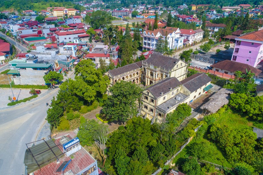 En faisant une halte touristique à Bac Hà, province de Lào Cai, il est impossible aux touristes de manquer la découverte du manoir de Hoàng A Tuong, considéré autrefois comme la résidence la plus puissante de la région. Au début du dernier siècle, Hoàng Yên Tchao, maître des terres de Bac Hà, province de Lào Cai (Nord), acquit le surnom de «roi des Mèo» ou «roi des H’Mông». Pour assurer son pouvoir, montrer à tous sa richesse et son prestige, il fit construire un manoir somptueux.Aujourd’hui, ce manoir est une destination incontournable pour les touristes de passage à Bac Hà. Photo: Vietnamplus 