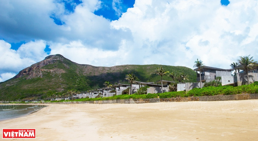 Les villas de luxe de la station de villégiature balnéaire Six Senses Côn Đảo donnant sur la mer. 