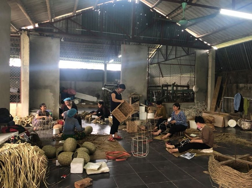 La province de Thanh Hoa (Centre) est l’une des trois premières localités à avoir rapporté l’apparition de l’épidémie di nouveau coronavirus mais des ateliers de la compagnie Viet Trang Craft, dans le district de Nga Son, s’efforcent à maintenir leurs activités. Bien que les produits artisanaux ne soient pas des produits de première nécessité, au début de l’épidémie, les exportations vers les marchés européen et américain étaient encore relativement stables. Mais les effets du Covid-19 commencent à se faire sentir sur les entreprises de ce secteur. Photo: VietnamPlus
