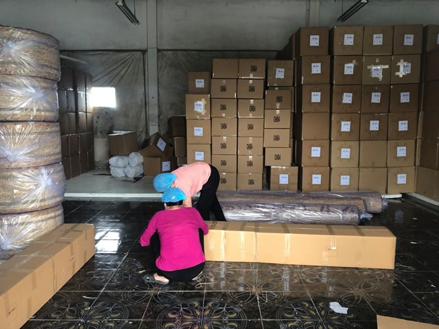 Mme Mai Thi Anh Dao, représentante de Viet Trang Craft, a fait savoir que l'Europe et les États-Unis, deux principaux marchés de sa société, avaient suspendu de nouvelles commandes, et même les anciennes n’avaient pas pu être expédiées. Toutefois, la société Viet Trang Craft a développé une nouvelle gamme de produits destinés aux animaux de compagnie, qui étaient favorisées par le marché japonais. Bien que les petites et micro-entreprises soient progressivement adaptées au marché, l'évolution de la crise du coronavirus est toujours très complexe, selon les analystes. Par conséquent, le chemin à parcourir reste extrêmement difficile pour les entreprises, en particulier les petites et micro-entreprises. Photo: VietnamPlus