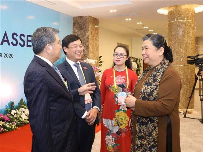La vice-présidente Tong Thi Phong et d'autres délégués à la réunion informelle des jeunes parlementaires de l'AIPA