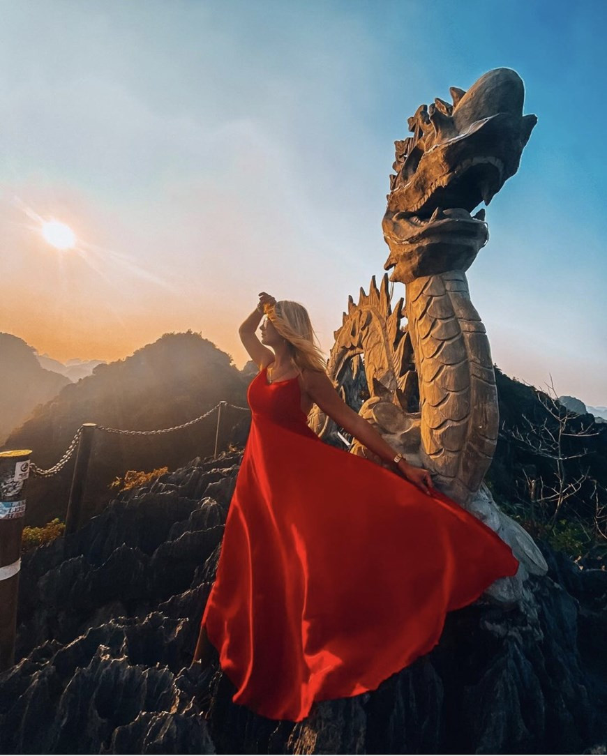 Le complexe de grottes de Mua - une zone composée de systèmes de grottes complexes et de montagnes calcaires - est situé au pied de la montagne de Mua dans la zone d'écotourisme de la commune de Ninh Xuan, dans le district de Hoa Lu. Au centre du complexe se trouve un lac artificiel, entouré de rangées d’arbres. La légende raconte que les rois Tran avaient l'habitude de visiter la région pour regarder les servantes impériales chanter et danser, donnant à la région son nom Mua ou "danser". Il y a une colline rocheuse parsemée de près de 500 marches menant au sommet couvert de tours, le faisant ressembler à une grande muraille miniature. Les deux côtés de la route sont décorés de statues en pierre sophistiquées de dragons et de phénix construites dans le style artistique de la dynastie des Trân (1225-1400). Photo : Vietnam+