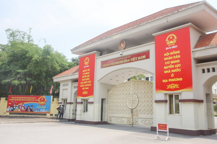 Une liste de 205 candidats issus d’organes, organisations et unités relevant du ressort central à la députation de la 15e législature a été approuvée lors de la 3e conférence consultative du présidium du Comité central du Front de la Patrie du Vietnam, organisée le 16 avril à Hanoï. Après cela, le Conseil électoral national a publié une résolution pour envoyer des candidats dans des localités. La liste comprend désormais 203 personnes, soit deux de moins. Dès la publication de la liste officielle des candidats ainsi qu'une brève biographie de chacun, la campagne électorale commencera et devra se terminer 24 heures avant l'heure du vote. Les électeurs dans l’ensemble du pays participeront à des rencontres avec les candidats. A partir du 13 mai 2021 (soit 10 jours avant le scrutin), les agences électorales cesseront d'examiner les plaintes, dénonciations et pétitions concernant les candidats et la liste de ceux-ci. Photo : Vietnam+ 
