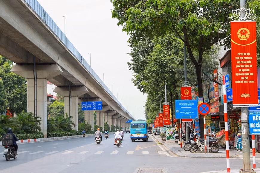 La capitale Hanoï fait peau neuve au seuil des élections des députés à l'Assemblée nationale du Vietnam de la 15e législature et des membres des Conseils populaires à tous les niveaux du mandat 2021-2026. Les panneaux, les affiches de grand format sont installés devant les bureaux, les sièges des établissements, dans toutes les rues, les grands axes de communication de la capitale pour saluer ces élections qui auront lieu le 23 mai 2021. Autour de la place Ba Dinh, il y a aussi de nombreuses affiches sur ce grand événement du pays. Selon les prévisions, plus de 69 millions d'électeurs se rendront aux urnes pour élire 500 députés de l'Assemblée nationale de la 15e législature et 3.726 membres des Conseils populaires de tous les niveaux du mandat 2021-2026. Photo : Vietnam+ 