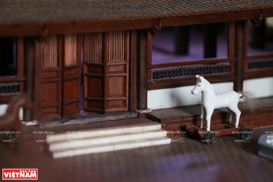  Les portes sont un détail dont Phan Lac Hung est très satisfait car elles peuvent s'ouvrir et se fermer comme l'original. Photo : Vietnam Illustré