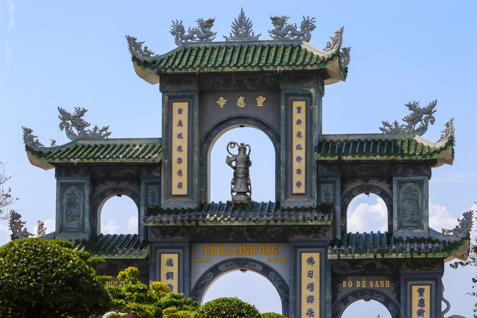 Une entrée de la pagode Linh Ung-Bai But. Photo : VNA