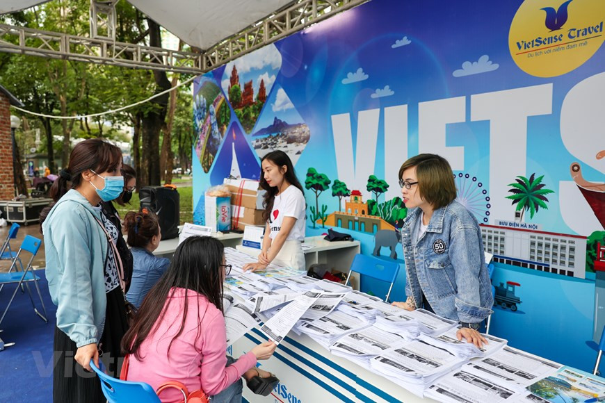 Le festival est organisé conjointement par l'Agence de promotion du tourisme de Hanoï, le Service municipal du tourisme et le Comité populaire de la ville. L'événement dure trois jours, soit du 16 au 18 avril, dans l'espace au tour du lac Hoan Kiem (Epée restituée) et dans les environs du monument du roi Ly Thai To, de Nha Bat Giac (maison octogonale), des rues Le Thach et Le Lai et du palais des enfants de Hanoï. Le festival présente des produits culturels et touristiques répartis sur plus de 200 stands, dont 150 stands autour du lac Hoan Kiem présentent des forfaits de promotion touristique proposés par 12 villes et provinces et des compagnies aériennes comme Vietnam Airlines, Vietjet Air, Bamboo Airways et Vietravel Airlines. Au cours de l'événement, les entreprises proposent également plus de 1.000 produits touristiques avec des réduction allant de 15 à 35%. Photo : VietnamPlus 