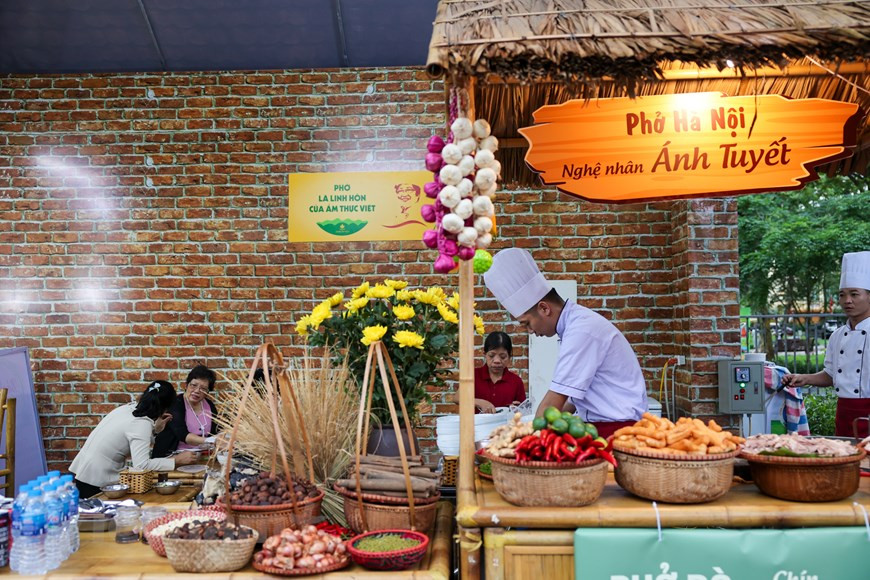 Dans le cadre du festival, quelque 200 stands sont installés dans l'espace autour du monument du roi Ly Thai To, à proximité des rues Le Thach et Le Lai et au Palais des enfants de Hanoi pour exposer des produits touristiques et présenter la culture culinaire de Hanoï avec des plats connus comme le Pho (soupe de nouilles), le Banh mi, les gâteaux com (jeune riz vert), le café aux œufs et le thé au lotus du lac de l'Ouest. Les visiteurs peuvent également échanger avec les experts culinaires de Hanoï. Le festival présente également de nombreux nouveaux produits touristiques comme une visite nocturne de la citadelle impériale de Thang Long, un site classé au patrimoine mondial de l'UNESCO à Hanoï; une visite nocturne à la prison de Hoa Lo ; une visite de la ville de Hanoï la nuit ; ou des activités agricoles au Musée d'ethnologie du Vietnam. Photo : VietnamPlus 
