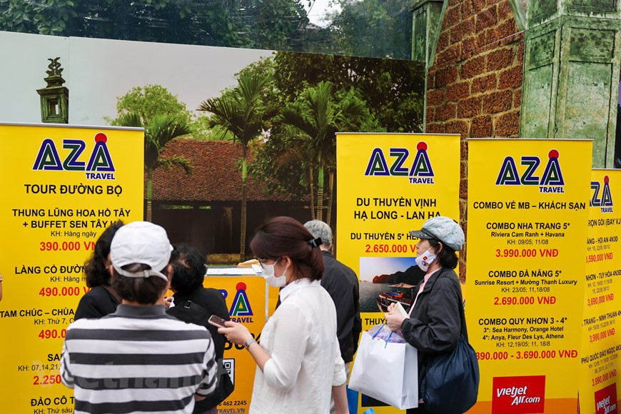 Selon le secrétaire adjoint du Comité municipal du Parti et président du Comité populaire de Hanoï, Chu Ngoc Anh, le festival vise à promouvoir l'image de Hanoï en tant que destination "sûre - conviviale - de qualité - attrayante". Le festival présente également la culture culinaire de la capitale avec des plats typiques de Hanoï. Dans le cadre de ce festival, il y a un programme où les visiteurs peuvent échanger avec des artisans et des experts culinaires, ainsi qu'une gamme d'activités démontrant les techniques de transformation des aliments. Lors de la cérémonie d'ouverture, les visiteurs ont profité d'un programme artistique spécial et à des miniatures 2D et 3D présentant les principales destinations touristiques de la capitale telles que la citadelle impériale de Thang Long, le temple de la Littérature et la prison de Hoa Lo. Photo : VietnamPlus 