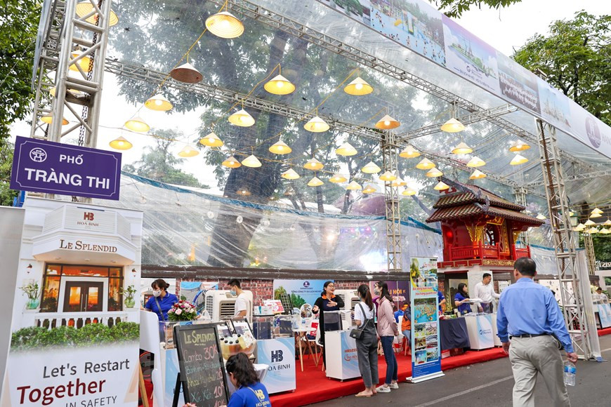 Le festival touristique et culinaire de Hanoï, qui a débuté le 16 avril, attire des foules de gens. Ce festival fait partie des efforts de la capitale pour stimuler le tourisme intérieur dans le cadre de la campagne "Les Vietnamiens voyagent au Vietnam" lancée par le ministère de la Culture, des Sports et du Tourisme. Selon le secrétaire adjoint du Comité municipal du Parti et président du Comité populaire de Hanoï, Chu Ngoc Anh, le festival vise à promouvoir Hanoï en tant que destination "sûre - conviviale - de qualité - attrayante". L'événement devrait également offrir les opportunités à la capitale et à d'autres localités du pays de promouvoir le tourisme et la culture culinaire. Photo : VietnamPlus 