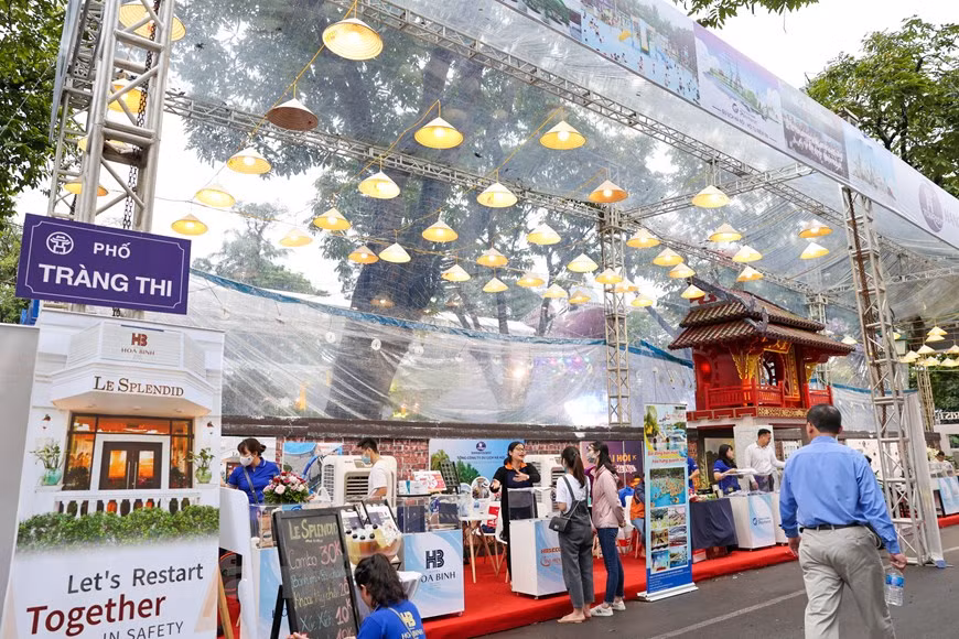 Le festival touristique et culinaire de Hanoï, qui a débuté le 16 avril, attire des foules de gens. Ce festival fait partie des efforts de la capitale pour stimuler le tourisme intérieur dans le cadre de la campagne "Les Vietnamiens voyagent au Vietnam" lancée par le ministère de la Culture, des Sports et du Tourisme. Selon le secrétaire adjoint du Comité municipal du Parti et président du Comité populaire de Hanoï, Chu Ngoc Anh, le festival vise à promouvoir Hanoï en tant que destination "sûre - conviviale - de qualité - attrayante". L'événement devrait également offrir les opportunités à la capitale et à d'autres localités du pays de promouvoir le tourisme et la culture culinaire. Photo : VietnamPlus 
