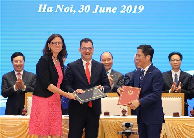 La cérémonie de signature de l'accord de libre-échange UE-Vietnam (EVFTA) et de celui de protection des investissements UE-Vietnam (EVIPA), tenue dans l'après-midi du 30 juin 2019, à Hanoï. Photo: VNA 