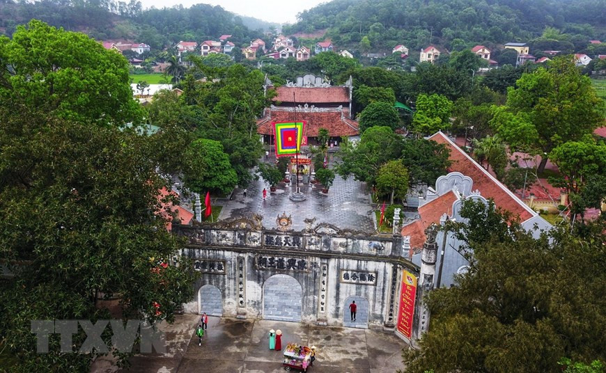 Le temple Kiêp Bac où l'on rend hommage à beaucoup de personnalités historiques. En fait, Kiêp Bac est un nom composé de deux villages, respectivement Kiêp et Bac, qui furent la terre d’élection du fameux général Trân Hung Dao pour établir sa base militaire pendant la résistance contre les envahisseurs mongols au 13ème siècle. Les autochtones ont rendu hommage à ce héros national en lui dédiant un temple. Photo : VNA