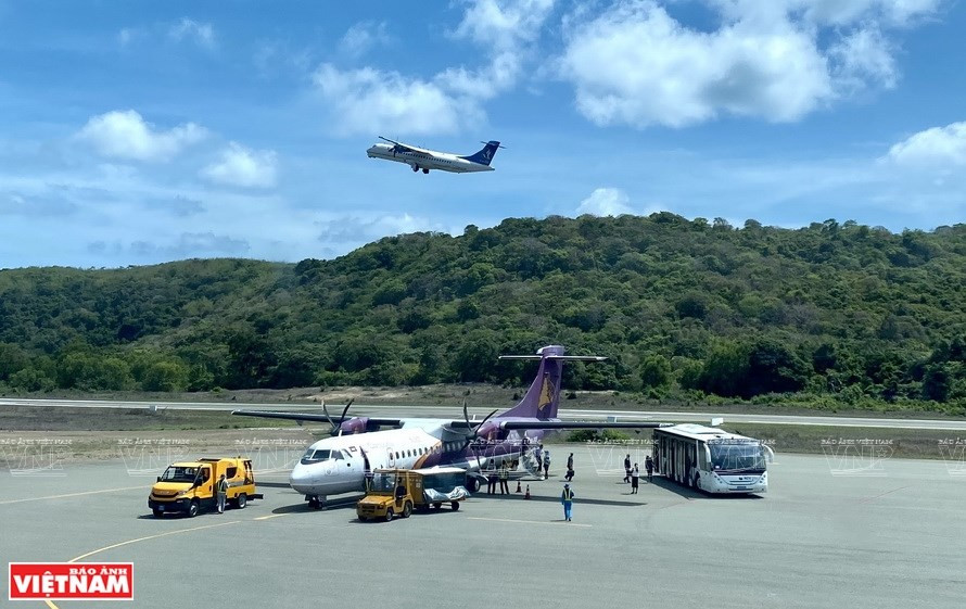  La piste de l’aéroport de Côn Dao est l’une des rares au monde ayant deux bouts accessibles à la mer. Photo : VietnamIllustré/VNA