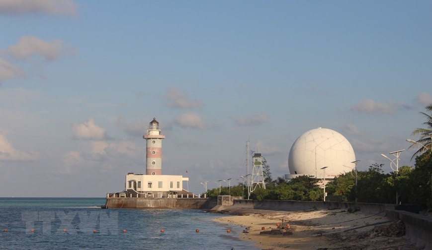 Le phare de l'île de Nam Yet se trouve à 10 m au-dessus du niveau de la mer au sud de l'île. De forme cylindrique, blanc et rouge, il se démarque dans le bleu de la mer. Il a été mis en service en 2013. Photo: VNA