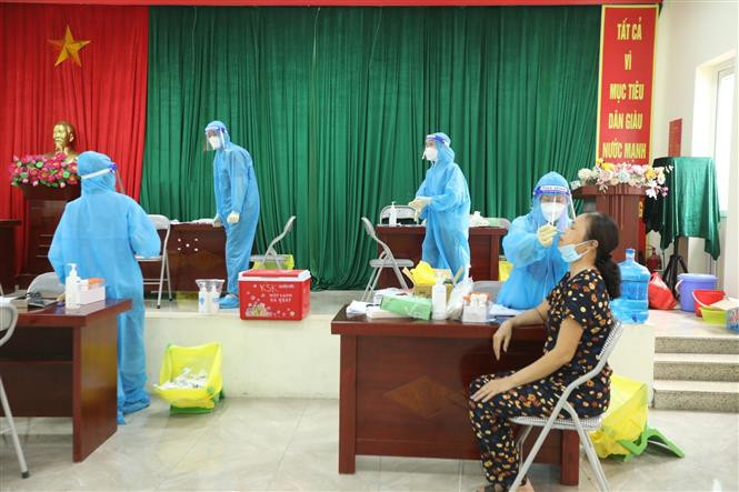 Un point de prélèvement d'échantillons de dépistage dans la commune de Ngu Hiep. Photo : VNA 