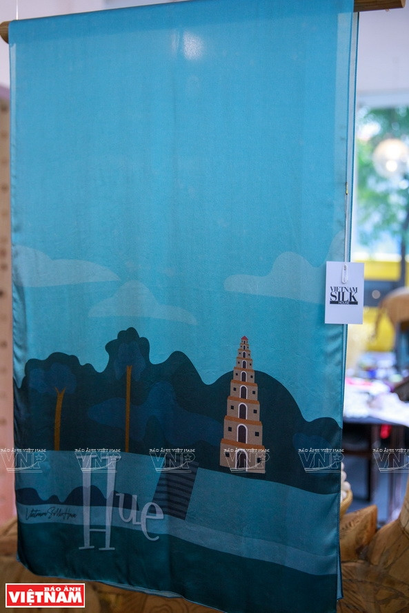 Une écharpe en soie créée par la styliste Phuong Thanh. 