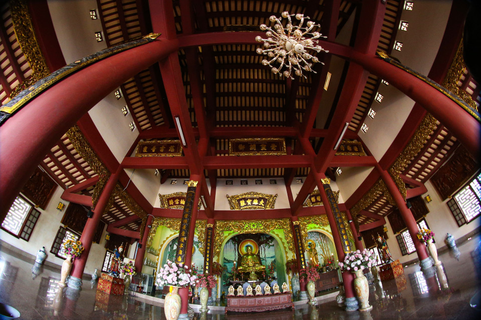 À l'intérieur du hall principal de la pagode Linh Ung - Bai But. Photo : VNA 