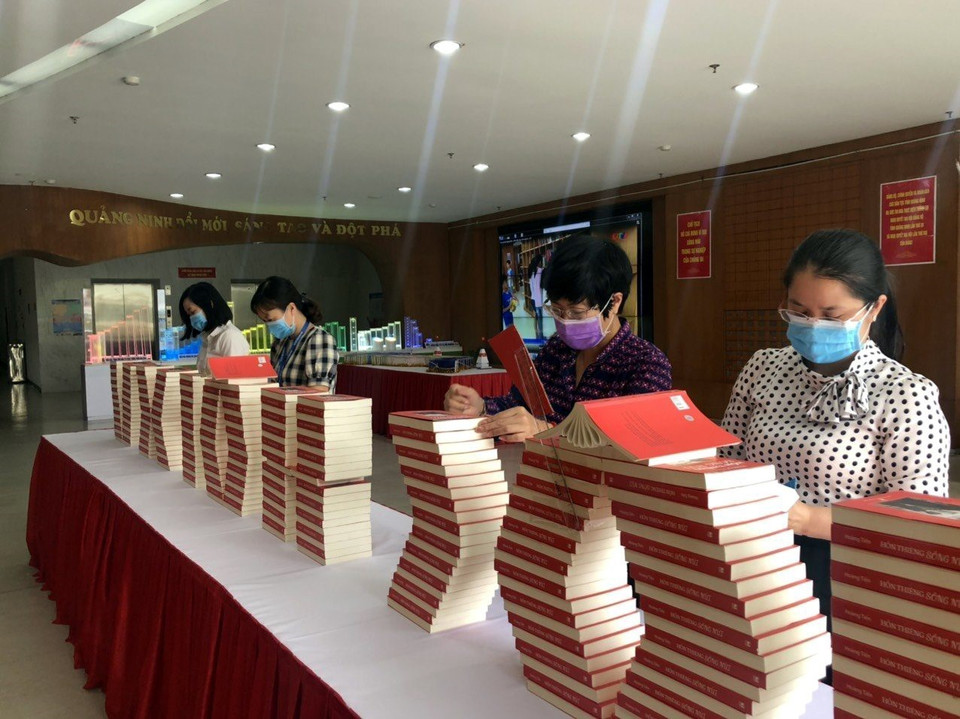 Le personnel de la Bibliothèque de Quang Ninh se préparent aux livres pour cette exposition. Photo: VNA