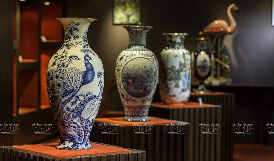 Vases finement peints de la marque Minh Long I. 