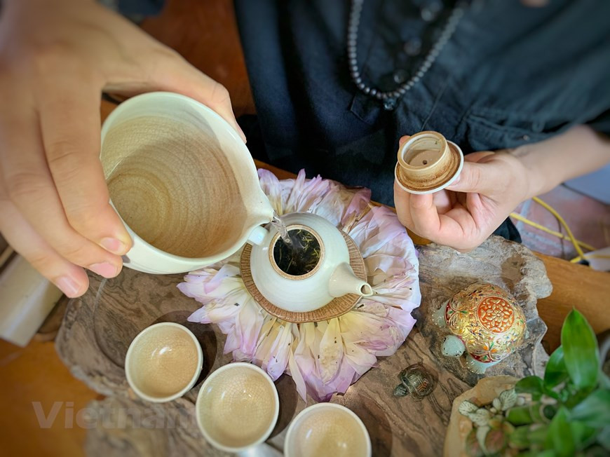 Afin de profiter pleinement du meilleur thé au lotus précoce, les outils à thé contribuent également de manière significative, affectant le goût du thé. La bouilloire en céramique rustique donnera le parfum le plus pur. 