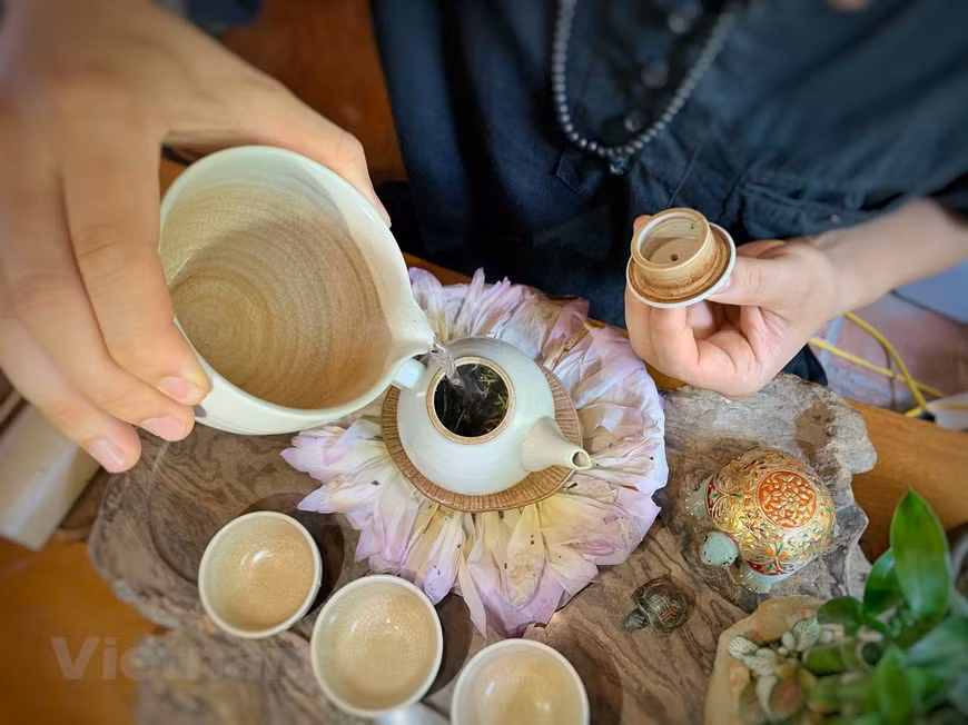 Afin de profiter pleinement du meilleur thé au lotus précoce, les outils à thé contribuent également de manière significative, affectant le goût du thé. La bouilloire en céramique rustique donnera le parfum le plus pur. 