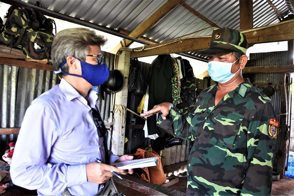 Le journaliste Nguyen Xuan Khu de la VNA interviewe des soldats au poste frontalière de My Quy Tay, dans la province de Long An (Sud), en mai 2020, sur le combat contre le coronavirus. Photo : VNA 