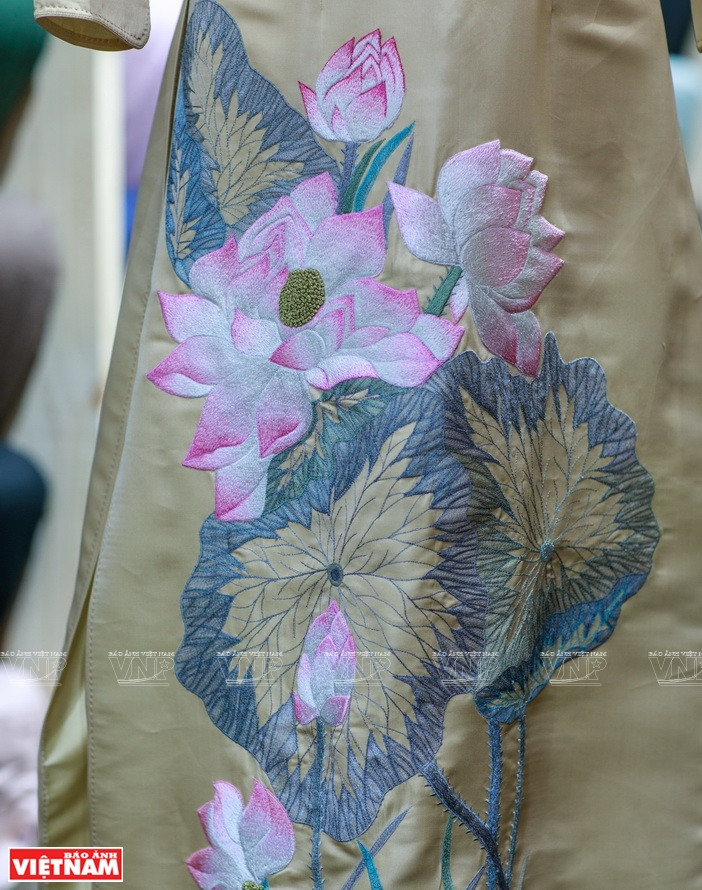 L’image de lotus sur la soie vietnamienne créée par la styliste Phuong Thanh. 