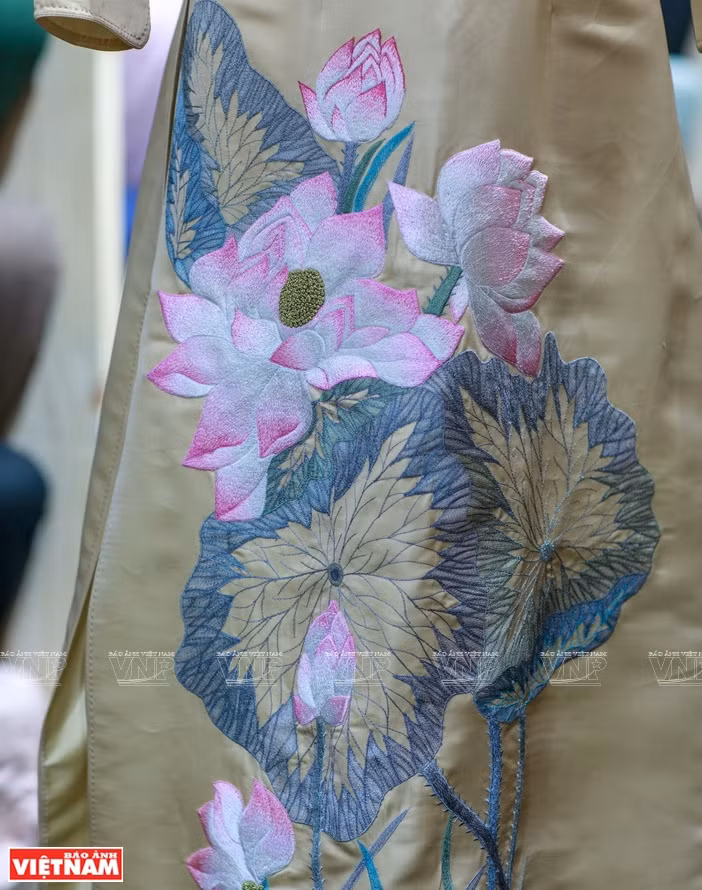 L’image de lotus sur la soie vietnamienne créée par la styliste Phuong Thanh. 