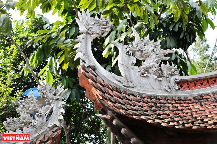 Le toit du temple est incurvé et couvert par les tuiles en écailles de poisson selon l'architecture traditionnelle du temple et de la pagode. Photo : Vietnam Illustré 