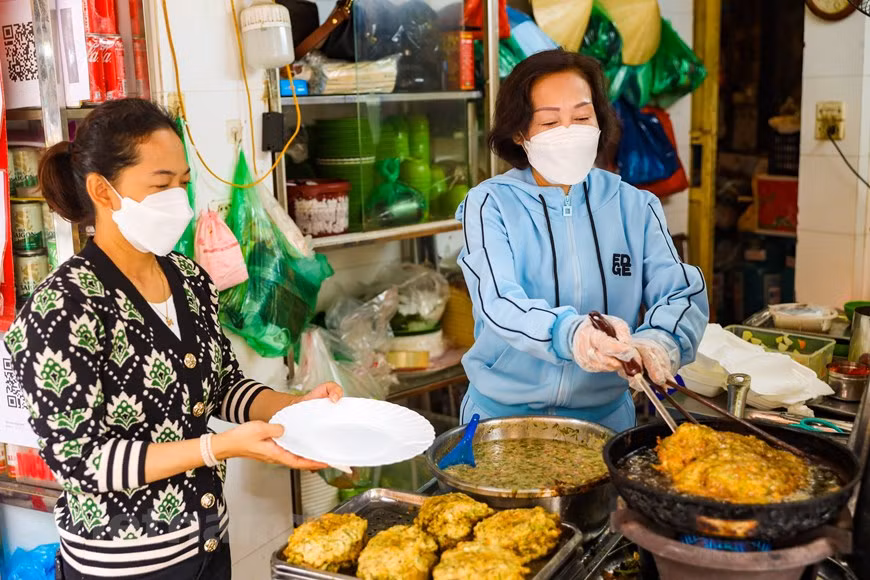 Bui Nga a partagé : « les vieux aiment beaucoup nos hachis frits de néréides, car nous réussissons à leur conserver une saveur authentique. A chaque automne, ils reviennent ici. C’est une adresse qu’ils n’oublient pas. Quant aux jeunes, ils viennent pour découvrir la fascination irrésistible des hachis frits de néréide. Il y en a qui mangent ici depuis qu’ils sont écoliers et qui reviennent chaque année avec leur famille. Ça fait chaud au cœur ! « Les hachis frits de néréide ici sont mous et parfumés. On sent le parfum d’écorce de mandarine, de cive et d’aneth. L’extérieur, croquant, s’oppose à l’intérieur, tendre et gras. » 