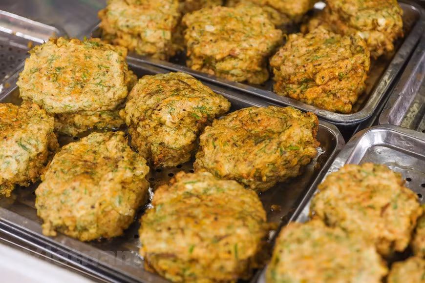 Les galettes de cha ruoi doivent être ni trop épais ni trop fins et frits avec de la graisse bien chaude. Lors de la friture, il faut être habile pour que les galettes soient dorées mais pas sèches. Quiconque a l'occasion de traverser par les restaurants de cha ruoi doit regarder en arrière en raison de l'arôme caractéristique des plateaux de petites galettes « dorés ». Ces galettes de cha ruoi sont frites une fois. Ensuite, si les clients qui les commandent ou en achètent, les vendeurs les font frire jusqu'à ce qu’elles soient chaudes. A Hanoï, la boutique de Mme Nham est un endroit bien connue pour les gastronomes épris de cha ruoi. 