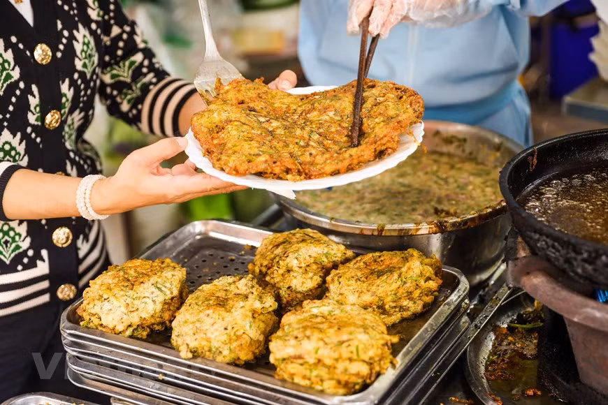 Les néréides sont elles-mêmes très nourrissantes. On les mélange à des œufs, pour créer un met très parfumé et approprié à cette saison pré-hivernale. Chaque restaurant a une façon de cuisiner, mais je trouve que les hachis frits de néréide d’ici sont particulièrement bons. Il faut dire qu’ici, on taille en pièces les néréides avant de les faire rissoler. Vous avez entendu tous ces clients... Ça met l’eau à la bouche, non ? N’hésitez plus ! Laissez les cha ruoi éveiller tous vos papilles, et profitez-en vite : il est beaucoup plus tard que vous ne le pensez !... La saison sera bientôt terminée. C’est comme la jeunesse : éphémère et inoubliable… 