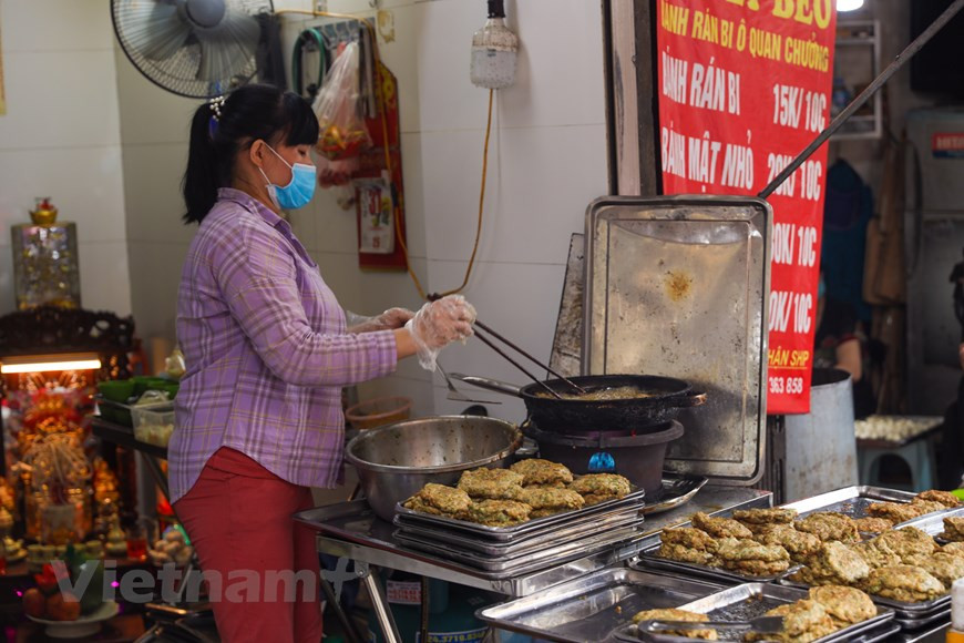 Rappelant la cuisine bien connue de Hanoï, on ne peut pas manquer les galettes de vers frits "cha ruoi" (Hachis frit de néréides). Proposées dans de nombreux stands de rue, les galettes "cha ruoi" font depuis des générations les délices des habitants de la capitale vietnamienne, prompts à s'en délecter l'hiver venu. Hanoï au mois d’octobre. Saison des brises, des alstonias... et des néréides... Ces petits vers à l’aspect quelque peu ragoûtant font les délices des Hanoiens, toujours prompts à se gaver de cha ruoi - hachis frits de néréide, en français. Tout de suite un petit détour par le restaurant de madame Nhâm, du numéro 1 de la rue Hang Chieu, près de la porte Quan Chuong, dans l’arrondissement de Hoan Kiem. 