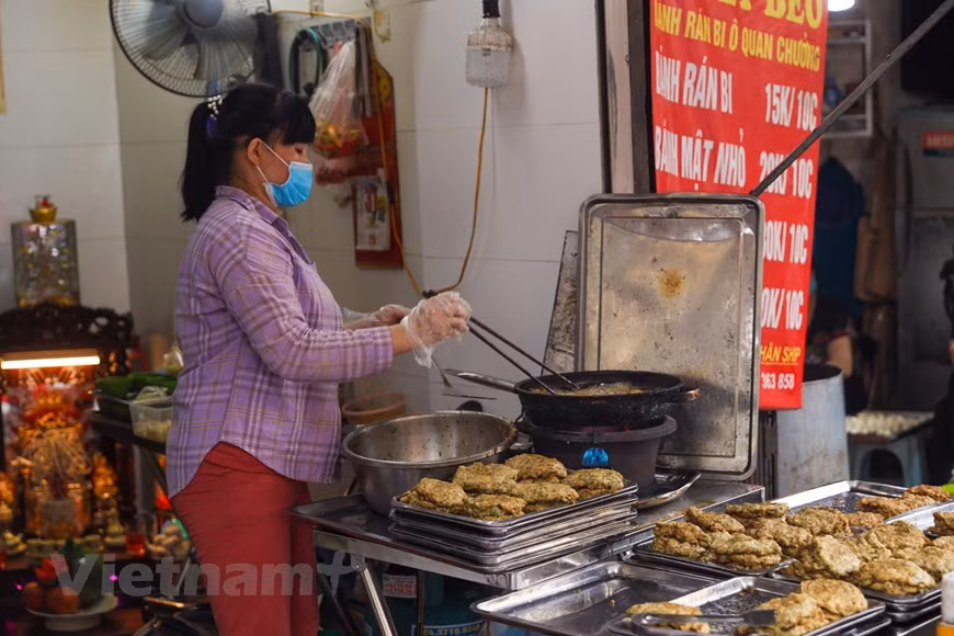 Rappelant la cuisine bien connue de Hanoï, on ne peut pas manquer les galettes de vers frits "cha ruoi" (Hachis frit de néréides). Proposées dans de nombreux stands de rue, les galettes "cha ruoi" font depuis des générations les délices des habitants de la capitale vietnamienne, prompts à s'en délecter l'hiver venu. Hanoï au mois d’octobre. Saison des brises, des alstonias... et des néréides... Ces petits vers à l’aspect quelque peu ragoûtant font les délices des Hanoiens, toujours prompts à se gaver de cha ruoi - hachis frits de néréide, en français. Tout de suite un petit détour par le restaurant de madame Nhâm, du numéro 1 de la rue Hang Chieu, près de la porte Quan Chuong, dans l’arrondissement de Hoan Kiem. 