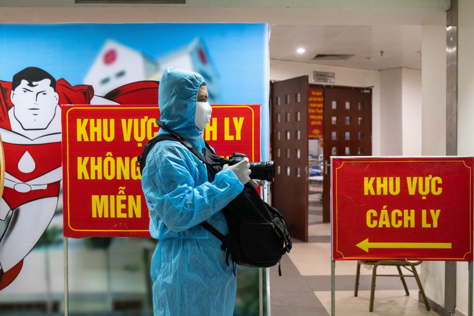 Le journaliste Minh Quyet de l'Agence vietnamienne d'Information travaille dans la zone de mise en quarantaine de l'Institut national d'hématologie et de transfusion sanguine. Photo : VNA 