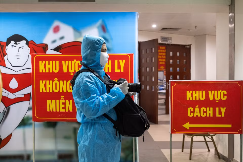 Le journaliste Minh Quyet de l'Agence vietnamienne d'Information travaille dans la zone de mise en quarantaine de l'Institut national d'hématologie et de transfusion sanguine. Photo : VNA 