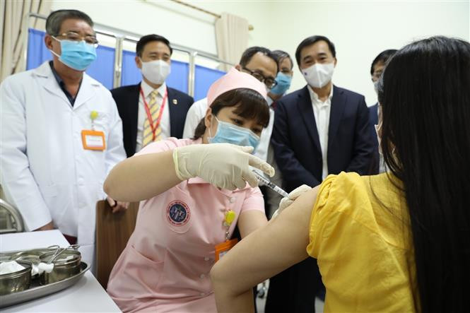 Injection expérimentale de vaccin COVIVAC pour un volontaire. Le COVIVAC est un vaccin contre des variantes du coronavirus, développé par l'Institut des vaccins et produits biologiques médicaux (IVAC) et des organisations nationales et internationales C'est le deuxième vaccin anti-COVID-19 du Vietnam à faire l'objet d'essais cliniques chez les humains. Photo : VNA 