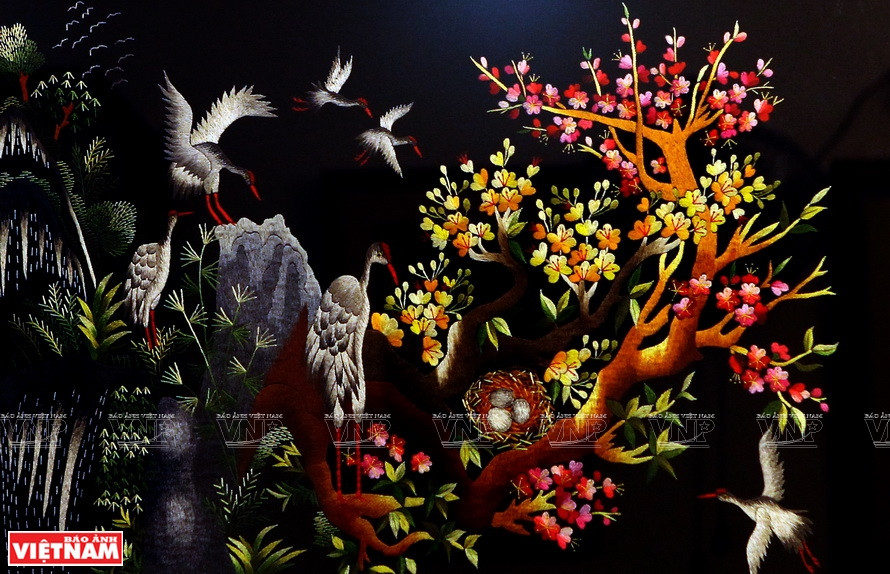 Un artisan doit passer de 3 à 4 jours à achever une broderie.