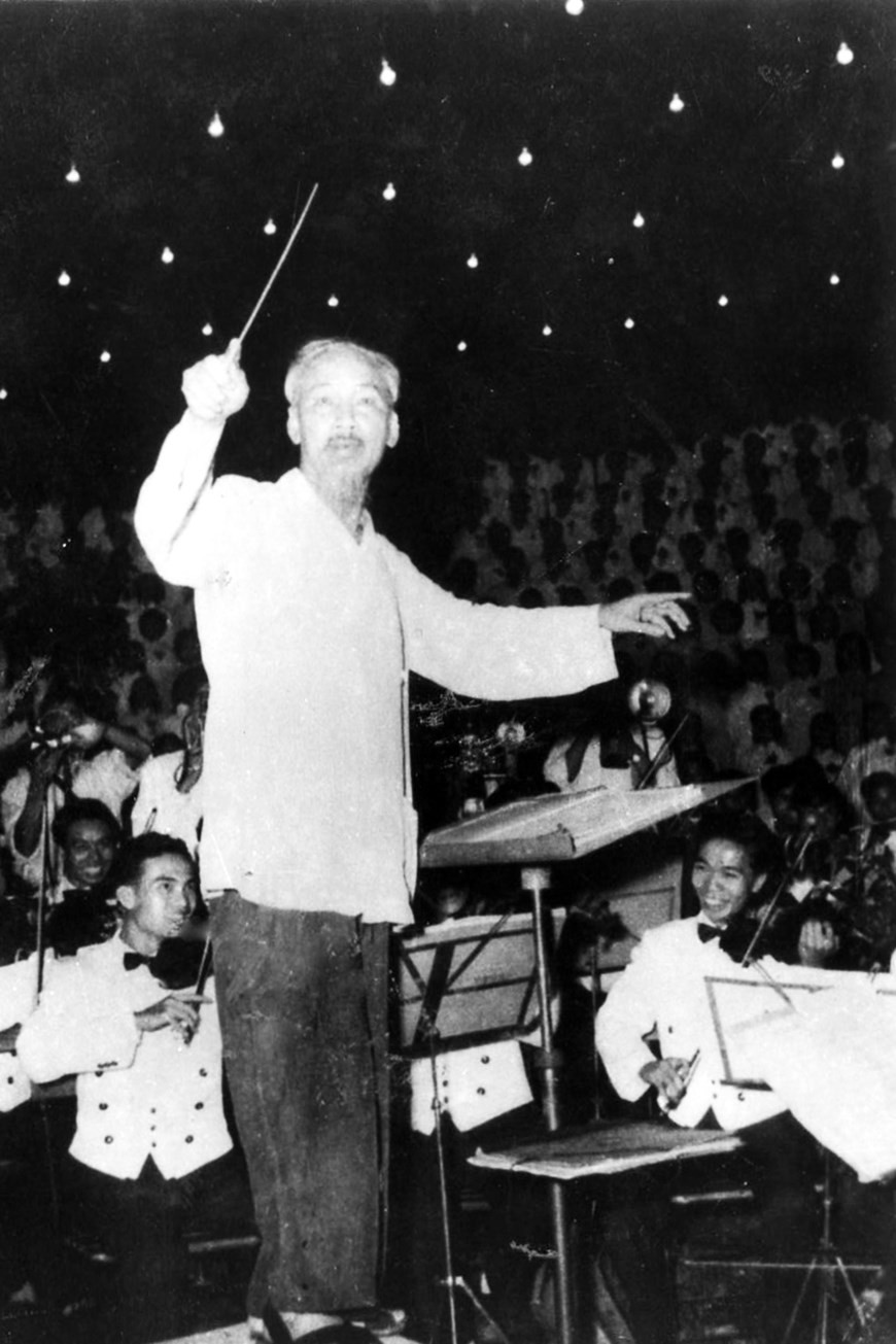 Le Président Ho Chi Minh lors de la soirée saluant le succès du 3e Congrès national du Parti, au Jardin botanique de Hanoï, le 19 septembre 1960. Le 3e Congrès national du Parti a défini les tâches fondamentales du premier plan quinquennal (1961-1965): S’efforcer de développer l’industrie et l’agriculture, donner la priorité à l’industrie lourde et au développement global de l’agriculture ; Achever la réforme socialiste dans l’agriculture, l’artisanat et le commerce; Élever le niveau culturel de la population; Améliorer la vie matérielle et culturelle de la masse travailleuse; Consolider la défense nationale, renforcer l’ordre et la sécurité, protéger l’œuvre de l’édification du socialisme dans le Nord.