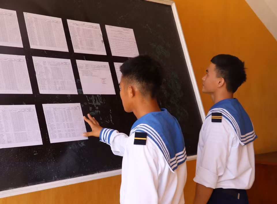 Deux jeunes soldats qui vont aller aux urnes pour la première fois dans la commune de Song Tu Tay, district insulaire de Truong Sa, province de Khanh Hoa. Photo: VNA