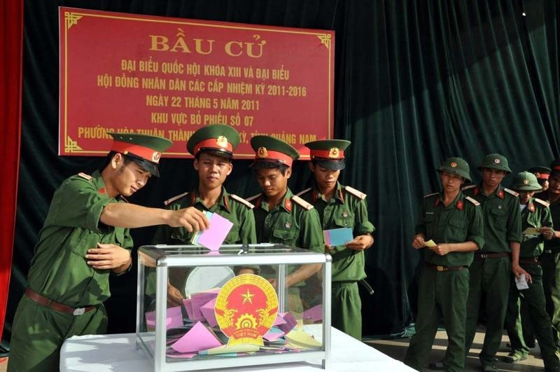 Des soldats de la province de Quang Nam votent pour élire les députés de la 13e législature de l'Assemblée nationale et les membres des Conseils populaires de tous niveaux pour le mandat 2011-2016 dans le bureau de vote n ° 7, quartier de Hoa Thuan, ville de Tam Ky, province de Quang Ngai, dans la matinée du 22 mai 2011 . Photo: VNA