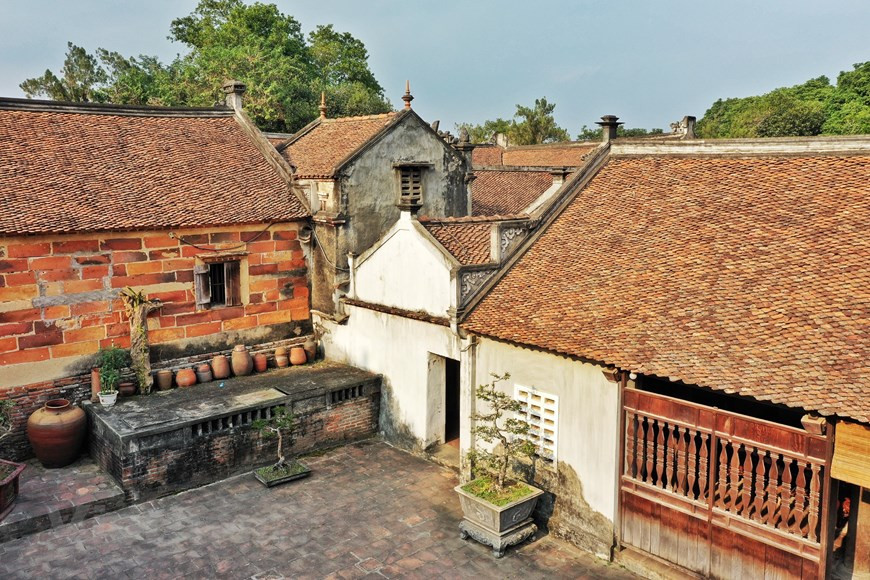  La province de Bac Giang (Nord) est surtout réputée pour ses deux pagodes Vinh Nghiêm et Bo Da qui enrichissent l'histoire et la culture de la localité. Réputées pour leur histoire séculaire et leurs grandes valeurs religieuses, historiques, culturelles et architecturales, ces deux pagodes sont des sites incontournables à Bac Giang. En particulier, à la pagode Bo Da, près de ses 2.000 tablettes de bois (môc ban en vietnamien) sur lesquelles sont gravés les enseignements de Bouddha, ont été reconnues en tant que trésor national. Cet édifice, qui est un centre de la secte Lâm Tê, a joué un rôle majeur dans le développement du bouddhisme au Vietnam. Photo : Vietnam+ 