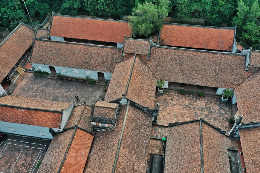 En 2017, la pagode Bo Da a reçu le certificat de "trésor national" pour ses 2.000 tablettes de bois (môc ban en vietnamien) sur lesquelles sont gravés les enseignements de Bouddha. Cet édifice, Bo Da, qui est le centre de la secte de Lâm Tê, a joué un rôle majeur dans le développement du bouddhisme au Vietnam. Au 18e siècle, ses bonzes supérieurs ont sculpté des sutras sur des planches en bois afin qu’elles puissent être utilisées pour enseigner le bouddhisme. Cette bâtisse ancestrale conserve également des statues de Bouddha en bois. Malgré le temps, ses richesses historiques, culturelles et architecturales sont restées intactes. Photo : Vietnam+