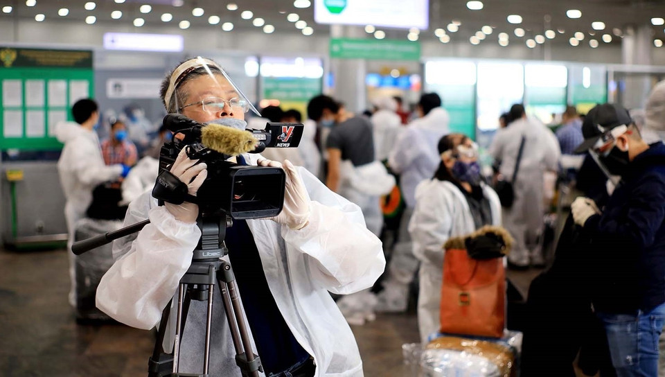 Bui Duy Trinh, correspondant de l’Agence vietnamienne d’Information (VNA) à Moscou, couvre le premier vol de rapatriement de plus de 300 ressortissants vietnamiens de Russie au milieu de la pandémie de COVID-19, à l'aéroport de Moscou-Cheremetievo, en mai 2020. Photo : VNA 
