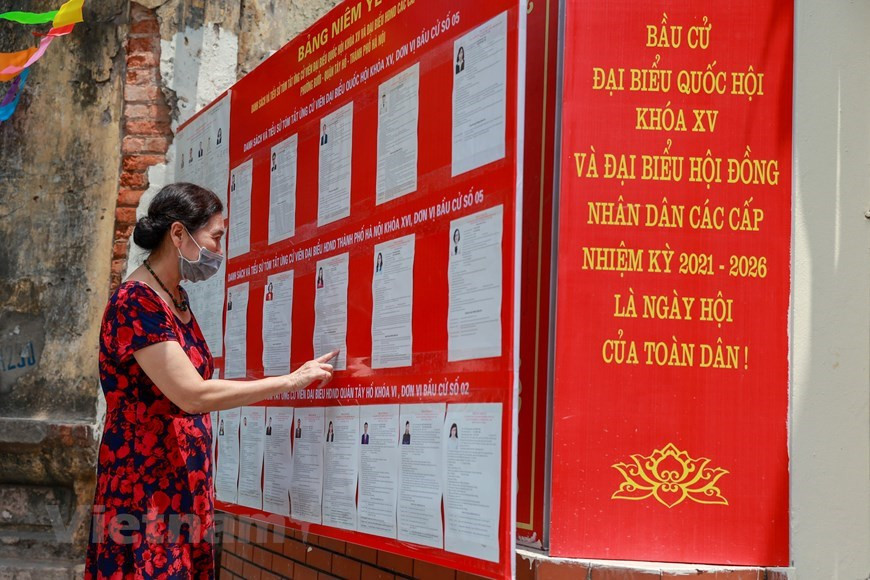 Les électeurs étudient la liste des candidats à l'Assemblée nationale de la 15e législature et aux Conseils populaires à tous les niveaux du mandat 2021-2026. Selon les prévisions, plus de 69 millions d'électeurs se rendront aux urnes pour élire 500 députés de l'Assemblée nationale de la 15e législature et 3.726 membres des Conseils populaires de tous les niveaux pour les cinq ans à venir. En ce qui concerne les préparatifs dans les bureaux de vote des différents quartiers pour ce grand événement politique du pays se sont achevés depuis fin mars 2021. Entre-temps, l'ambiance des élections nationales s'est propagée dans toutes les rues et ruelles de la capitale. Photo : Vietnam+ 