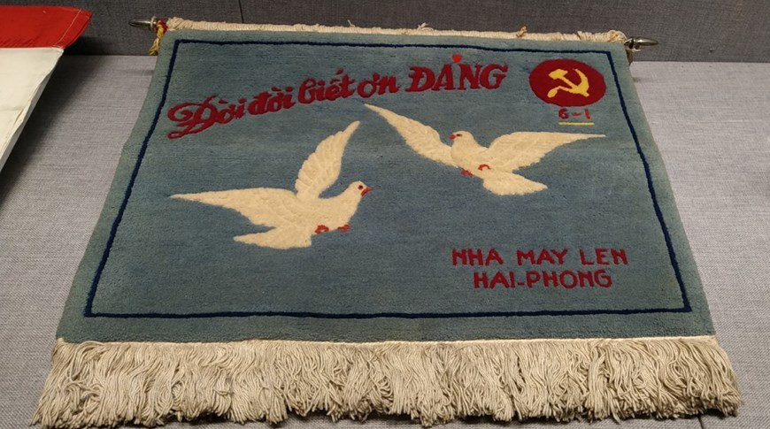 Le tapis en laine offert par les ouvriers de l'usine de laine de Hai Phong au 3e Congrès national du Parti en septembre 1960. Le rapport politique du Comité central du Parti du 3e Congrès national du Parti a clairement indiqué: Les deux missions révolutionnaires dans le Nord et le Sud appartiennent à deux stratégies différentes, dont chacune vise à répondre aux besoins spécifiques de chaque région dans le contexte de la division temporaire du pays. Toutefois, pour le moment, ces deux missions visent un objectif commun de renforcer la paix et de réunifier le pays. Le Nord est la base commune du pays. Non seulement le développement incessant du Nord a renforcé la confiance et a encouragé l’ardeur révolutionnaire des patriotes dans le Sud, mais, en outre, il a fait pencher la balance entre la force révolutionnaire et la force contre-révolutionnaire du côté de la révolution, facilitant ainsi le développement vigoureux de la révolution dans le Sud en vue de la victoire finale. D’autre part, pour que le Nord dispose des conditions pacifiques pour construire le socialisme, conserver la paix en Indochine et dans le monde, le Sud doit lutter résolument contre les impérialistes américains et leurs valets, mettre en échec leur politique d’agression et de guerre, renverser leur domination brutale. En dehors de cette voie, il n’y a pas d’autre chemin possible. Photo : Minh Thu/Vietnam+