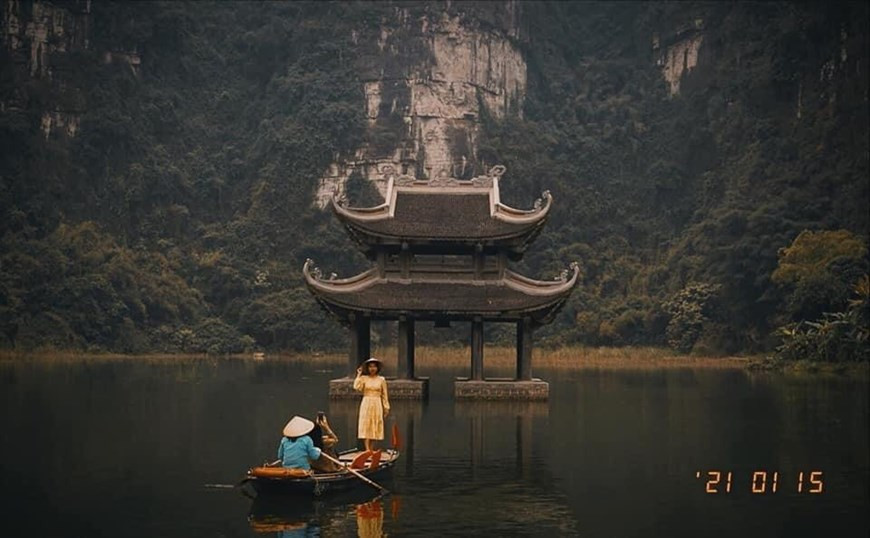 La province est aussi la terre ancestrale de l'art du chant Xam, du « Cheo ». Elle abrite de nombreux villages d’artisanat traditionnel, dont le village de sculpture sur pierre de Ninh Van, celui de céramique de Bo Bat, celui de broderie de Van Lam, et le village de fabrication de nattes de Kim Son. Selon le Plan directeur pour le développement du tourisme à Ninh Binh, d'ici 2030, le tourisme deviendra un secteur économique clé de cette province septentrionale. Actuellement, Ninh Binh cherche à développer un portail de voyage intelligent, parallèlement à la numérisation des données du secteur du tourisme et à la fourniture d’un wifi gratuit aux sites touristiques. Photo : Vietnam+