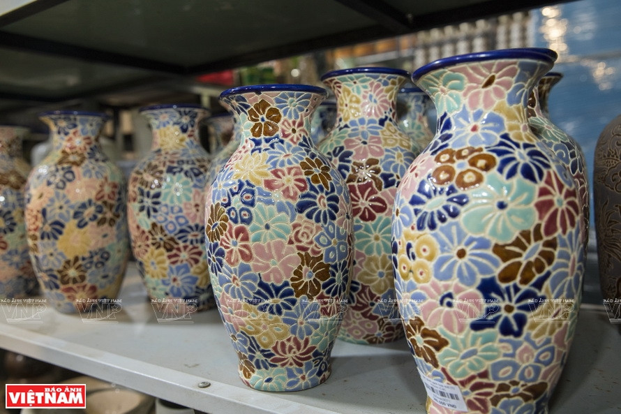 Des produits uniques aux magnifiques motifs peints par les potiers talentueux de Lai Thieu. 